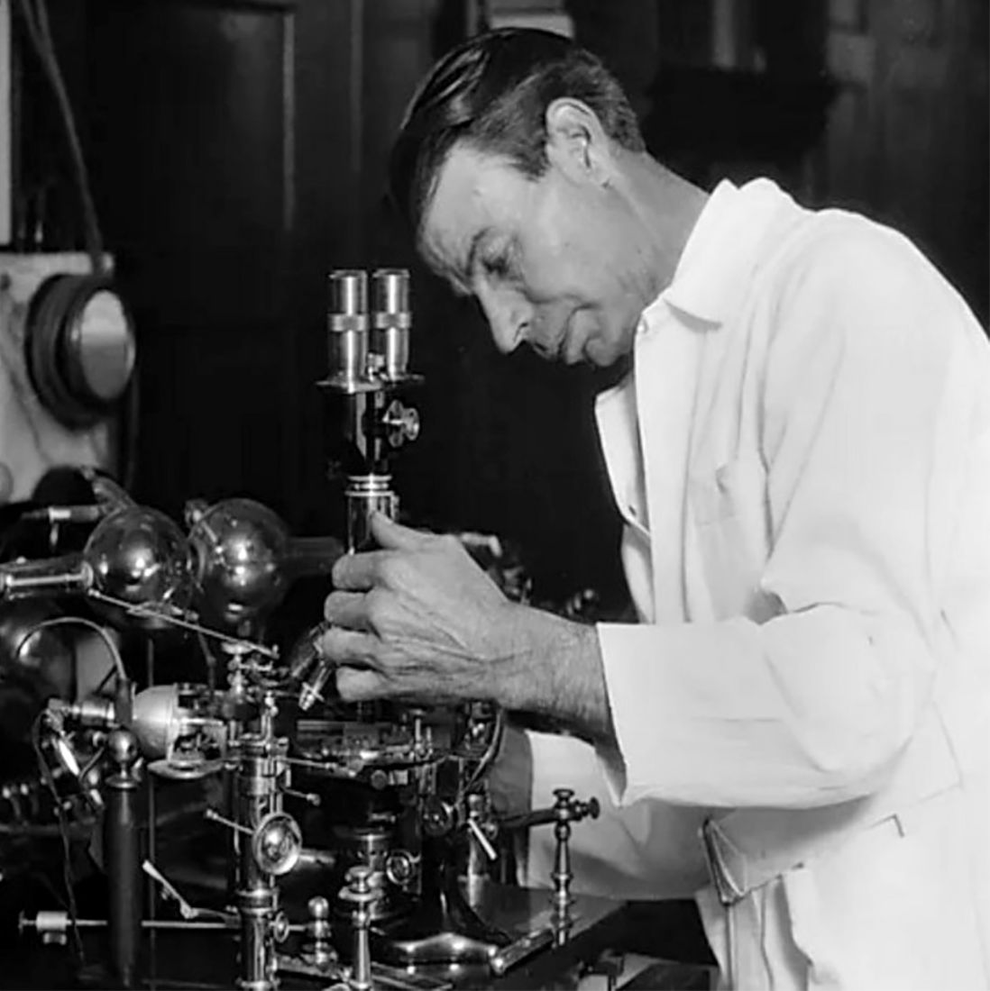 Royal Raymond Rife ásamt græjunum sínum árið 1929. Royal Raymond Rife ásamt græjunum sínum árið 1929.